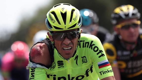 Contador, «magullado», sigue en carrera