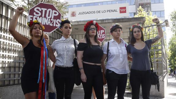 La líder de Femen defiende su «pacifismo» y acusa a los provida de atacarlas