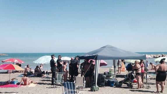 El oleaje saca a flote un fardo de hachís en Málaga y los bañistas se llevan más de la mitad