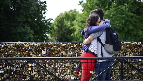París carga de nuevo contra los 'candados del amor' en sus puentes