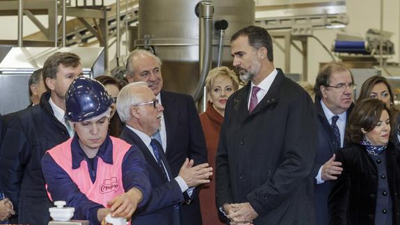 Felipe VI elogia a los trabajadores de Campofrío y la «determinación» de la empresa