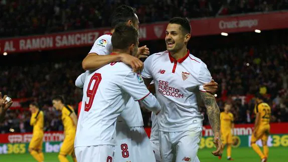 El Sevilla golea a un débil Málaga