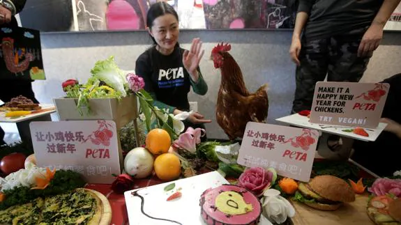 PETA quiere impedir que en China se coma pollo en el Año del Gallo