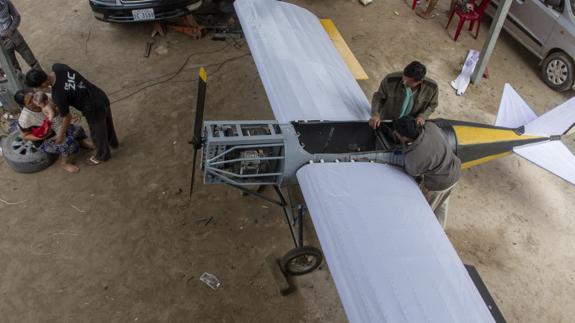 Un camboyano contruye un avión siguiendo los tutoriales de Internet