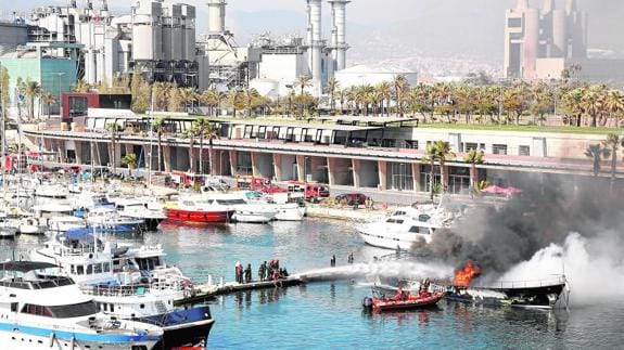 Dos incendios calcinan cuatro embarcaciones en el Port Fórum de Sant Adriá