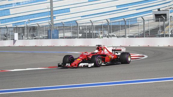 Ferrari pasa a Mercedes por la izquierda