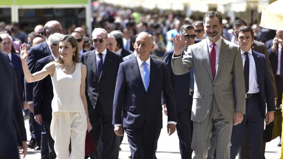 Los Reyes inauguran la Feria del Libro con un guiño a la literatura ibérica