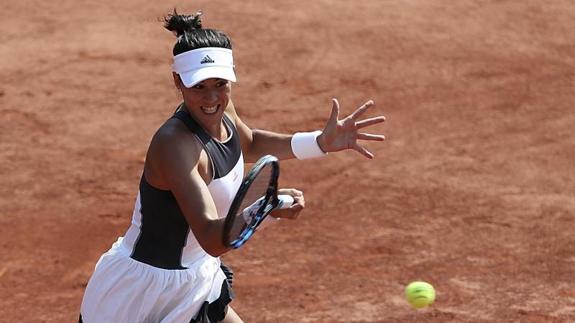 Muguruza inicia con éxito la defensa de su título en Roland Garros