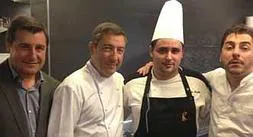 Alberto Morillo Lobato posa junto a los hermanos propietarios de El Celler de Can Roca. ::                             HOY/