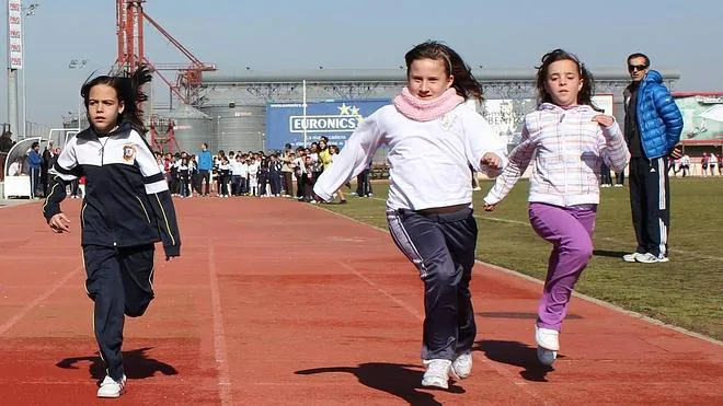 Más de 1.500 niños de todos los centros se citan con el atletismo escolar