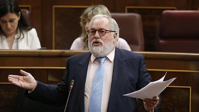 Cañete abre su campaña visitando una fábrica en Cáceres