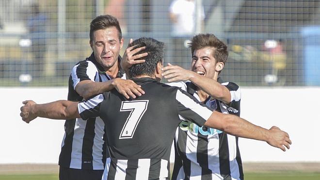 El Badajoz toca con la mano el título