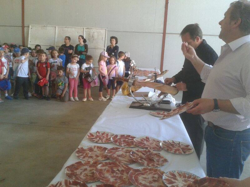 Escolares y adultos aprenden a distinguir el jamón ibérico de bellota