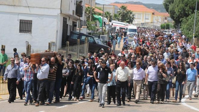 Miles de personas despiden a los cinco fallecidos en el accidente del microbús