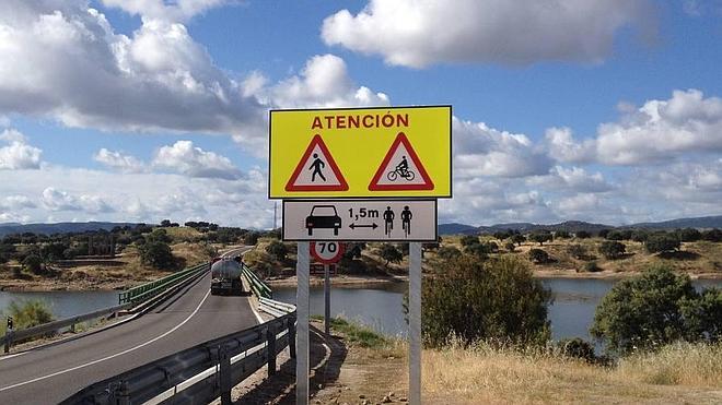 El puente de Los Mármoles ya tiene el cartel que le faltaba