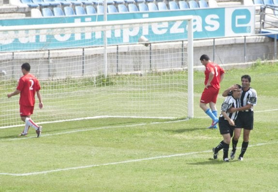 Murgueros y cofrades se enfrentarán en un torneo de fútbol solidario