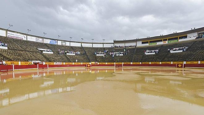 La lluvia a cámara lenta: espectáculo en la plaza