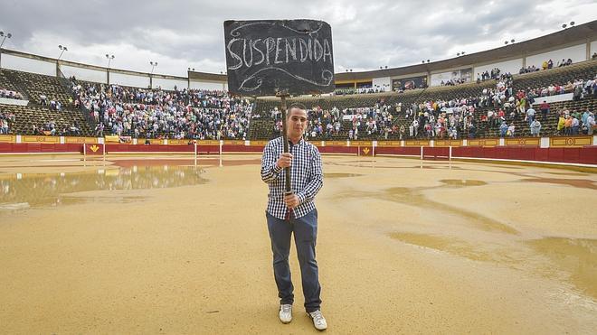 Una tormenta de hora y media anega el ruedo y suspende la corrida de Badajoz