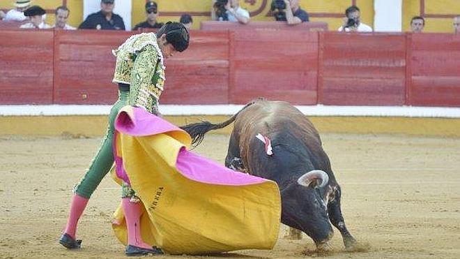 Perera gana el trofeo Lo Nuestro a la mejor faena de la feria de San Juan