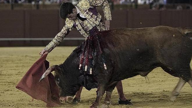 Garrido corta una oreja en el mano a mano con Borja Jiménez en Sevilla