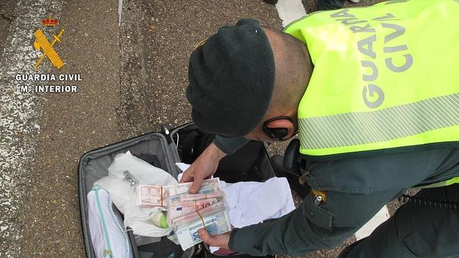 Intervienen 175.000 euros sin declarar en dos operaciones en Caya