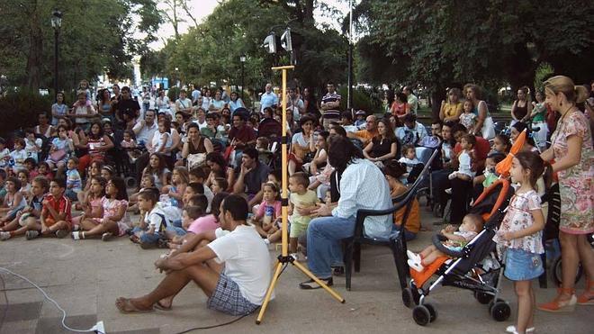 'Bajo un manto de estrellas' muestra de manera 'amena' la astronomía