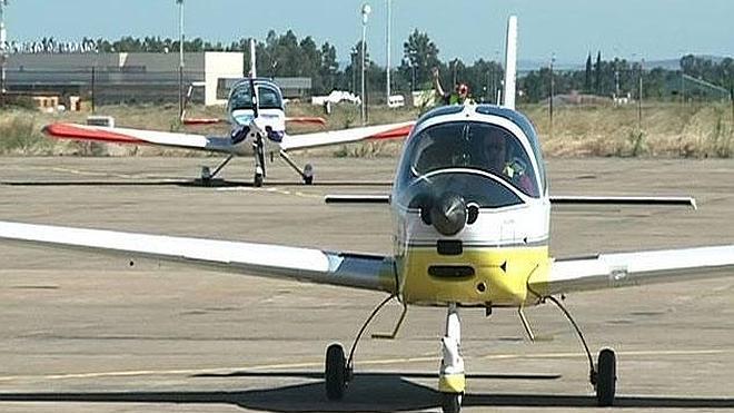 Los pilotos de la Vuelta Ibérica hacen escala en la Base Aérea de Talavera la Real