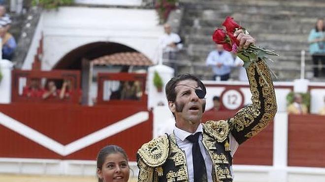 Dos orejas para Padilla con un toro de vuelta al ruedo en Gijón