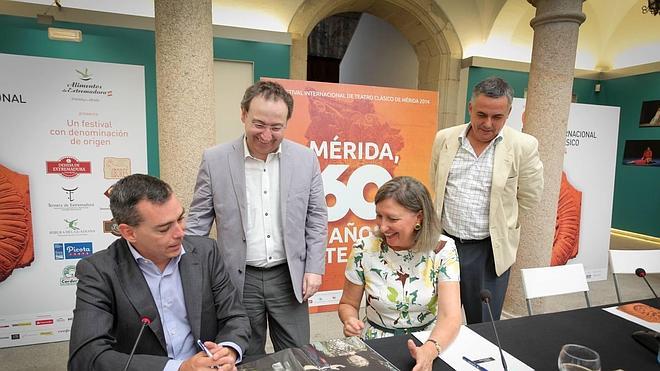 El libro 'Testimonios' recoge la historia del Festival de Teatro de Mérida