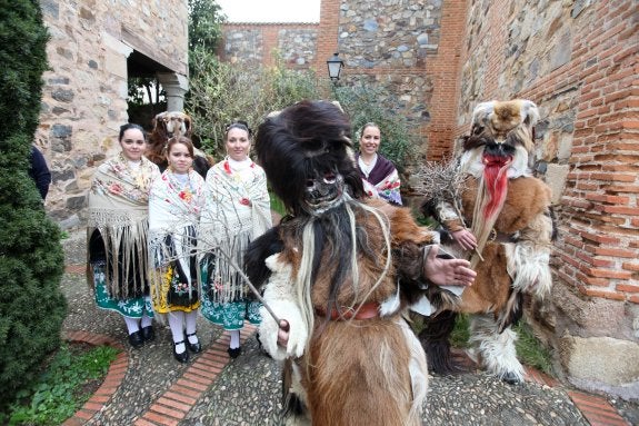 Las Carantoñas se preparan para celebrar la fiesta de San Sebastián