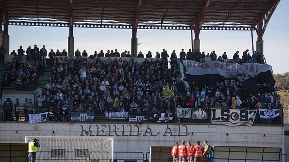 "Aparecieron con cubos llenos de piedras"