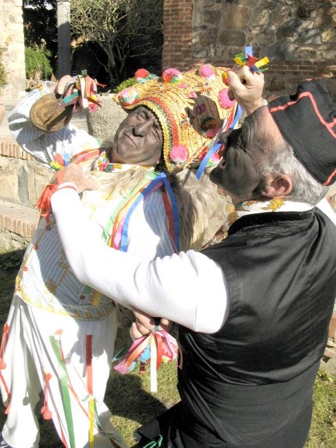 Los Negritos de San Blas danzan en Montehermoso