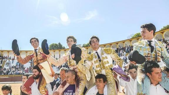 Emoción en el regreso de Posada con todos los novilleros a hombros