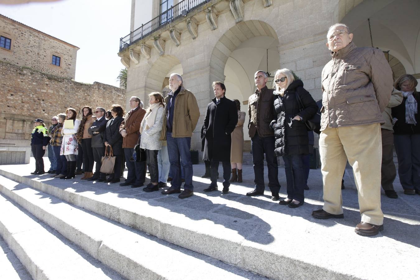 Minuto de silencio en Cáceres en memoria de las víctimas del accidente aéreo en Francia