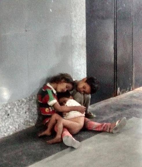 La triste historia de los tres hermanos abandonados por su padre en una estación de tren