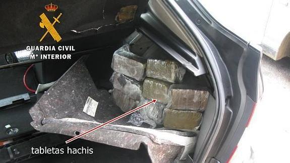 La Guardia Civil detiene a tres jóvenes que ocultaban cuatro kilos de hachís en un coche