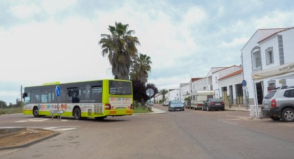 Los poblados insisten en tener autobuses los fines de semana y una piscina