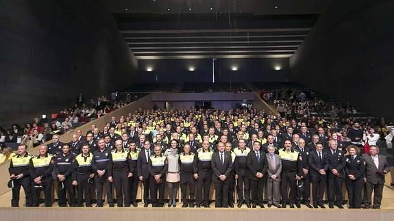 Más de 300 policías locales reciben medallas de homenaje por sus servicios