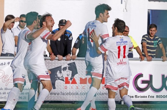jugadores del extremadura celebrando un gol ante el choco