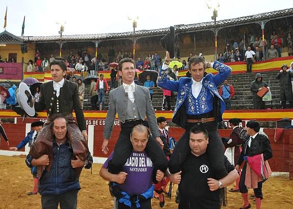 Chaparrón de orejas en Plasencia en una tarde de rejones pasada por agua