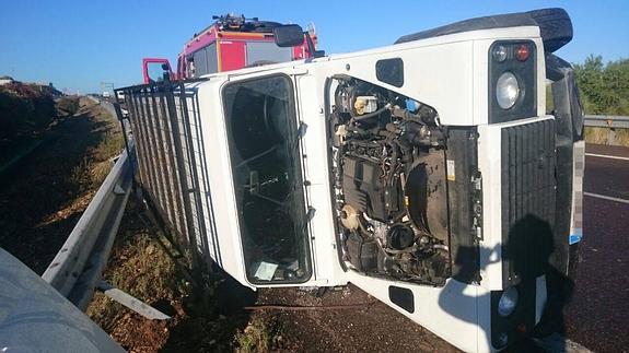 Un vehículo embiste a un coche de la Guardia Civil que actuaba en un accidente en la A-5