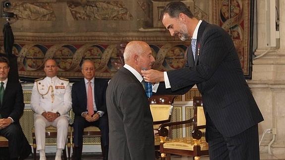 Un jubilado extremeño, uno de los 38 condecorados por Felipe VI