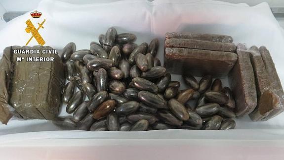 Arrojan 94 bellotas y 10 tabletas de hachís por la ventanilla de un coche en la A-66