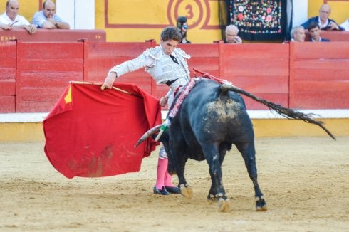 Orejas de peso en una difícil novillada de Fernando Peña en el coso de Pardaleras