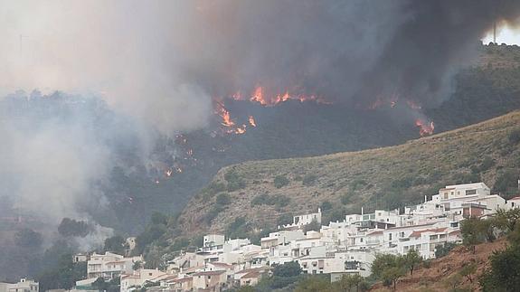 Aviones anfibios de Talavera la Real participan en la extinción de un incendio en Granada