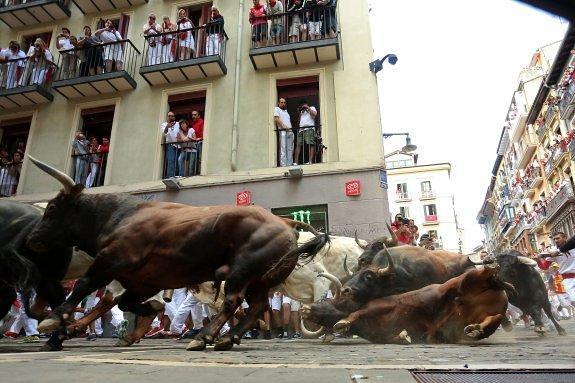 Los toros de Joselito pasan como cohetes por las calles de Pamplona