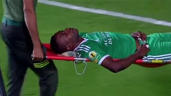 Una caída de cabeza podría dejar tetrapléjico a un delantero