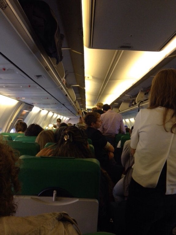 Atrapados media hora al faltar la escalera para bajar del avión