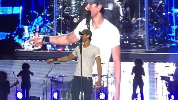 Enrique Iglesias y sus gallos destrozan 'La chica de ayer'