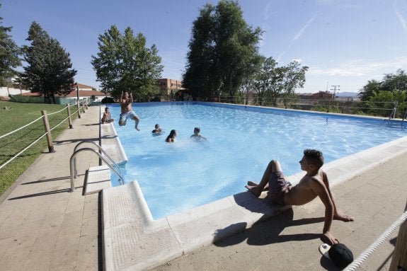 El PSOE pide que las piscinas de Valdesalor y San Jorge retrasen su cierre